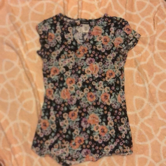 A regular tee - Picture 1 of 1